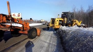 Вытаскиваем погрузчик В-138 грейдером ГС 14.03