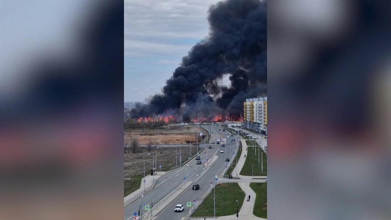 Пламя от горящего камыша стремительно приближается к жилым кварталам в Самарской области