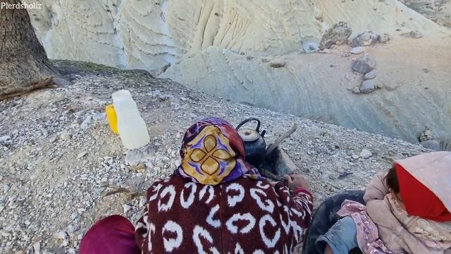 A single mother and a kind desert man continue to build a new house. смотреть онлайн