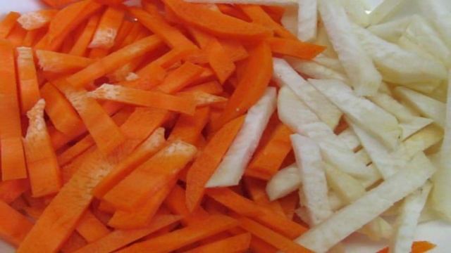 Маринованный салат из капусты с редькой