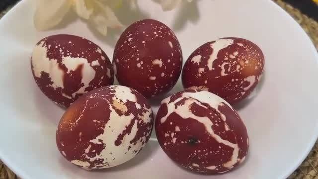 ТАК ЯЙЦА НА ПАСХУ ВЫ ЕЩЕ НЕ КРАСИЛИ! Сразу ТРИ способа ! Как оригинально покрасить яйца на Пасху