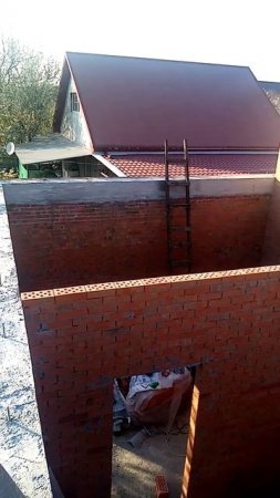 дом 9-10м кирпичная кладка закончили.