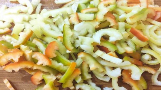Салат из пекинской капусты с маринованным луком.