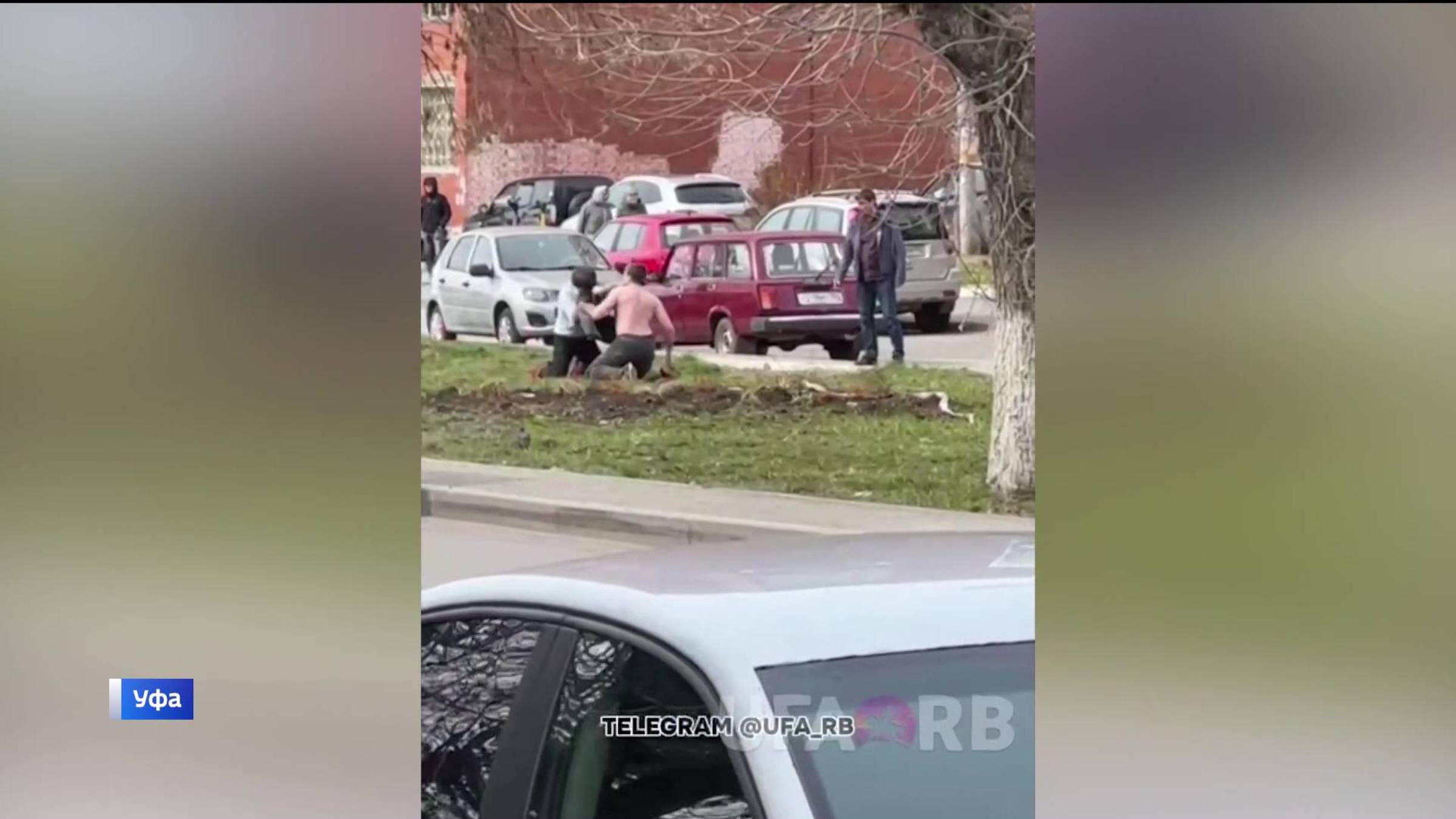 В Уфе полуголый мужчина напал на прохожих