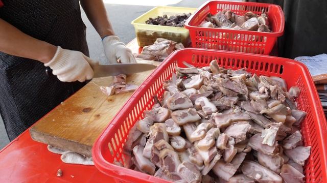5,000원 순대국 양 실화?? 해외에서도 먹으러 오는! 역대급 푸짐한 순대국밥 / Sundae Soup, Pig-headed meat / Korean street food смотреть онлайн