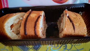 рулет крупным планом, кушаем в деревне