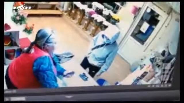 В Новосибирске самая невозмутимая продавщица цветов в мире смотреть онлайн