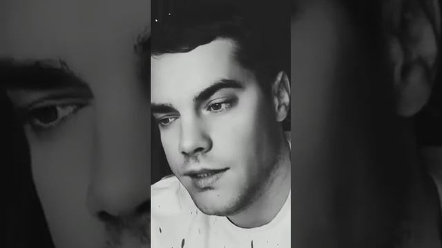 Молодость и зрелость сели на скамейку