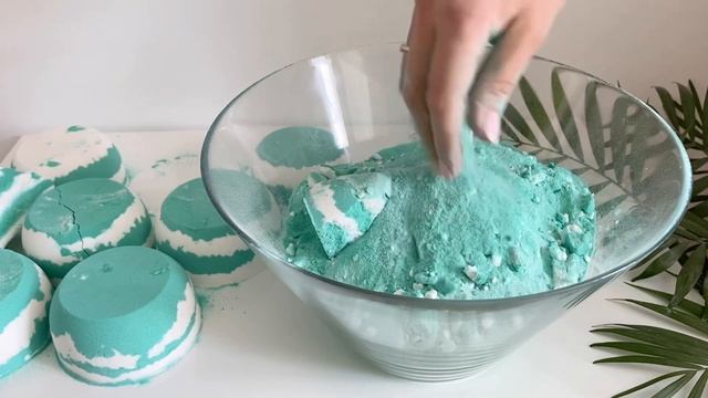 ASMR crunchy green💚+ white🤍 baking soda crumble