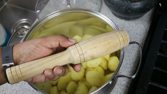 Aloo Choka (spicy garlic potatoes) #MeatFreeMondays | CaribbeanPot.com смотреть онлайн