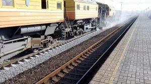 Машина ВПО-3000 Планировщик балласта проезжает станцию Каменское (Днепродзержинск) ☀SunVideo