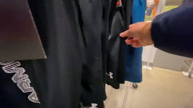 Un tour au magasin Under Armour au Premium Outlets Montréal, Mirabel 🇨🇦👚👕 🩳 💰🛒 смотреть онлайн
