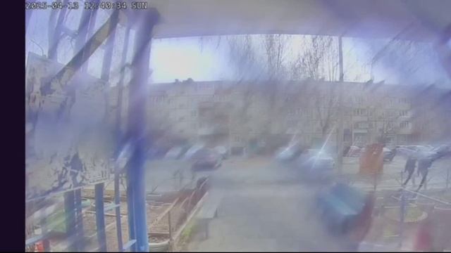 Подростки закрашивают фломастерами видеокамеры