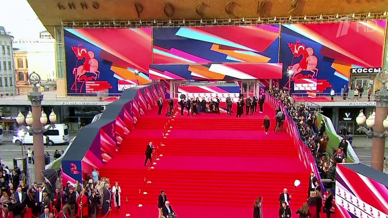 В кинотеатре "Россия" идут последние приготовления к старту церемонии открытия ММКФ
