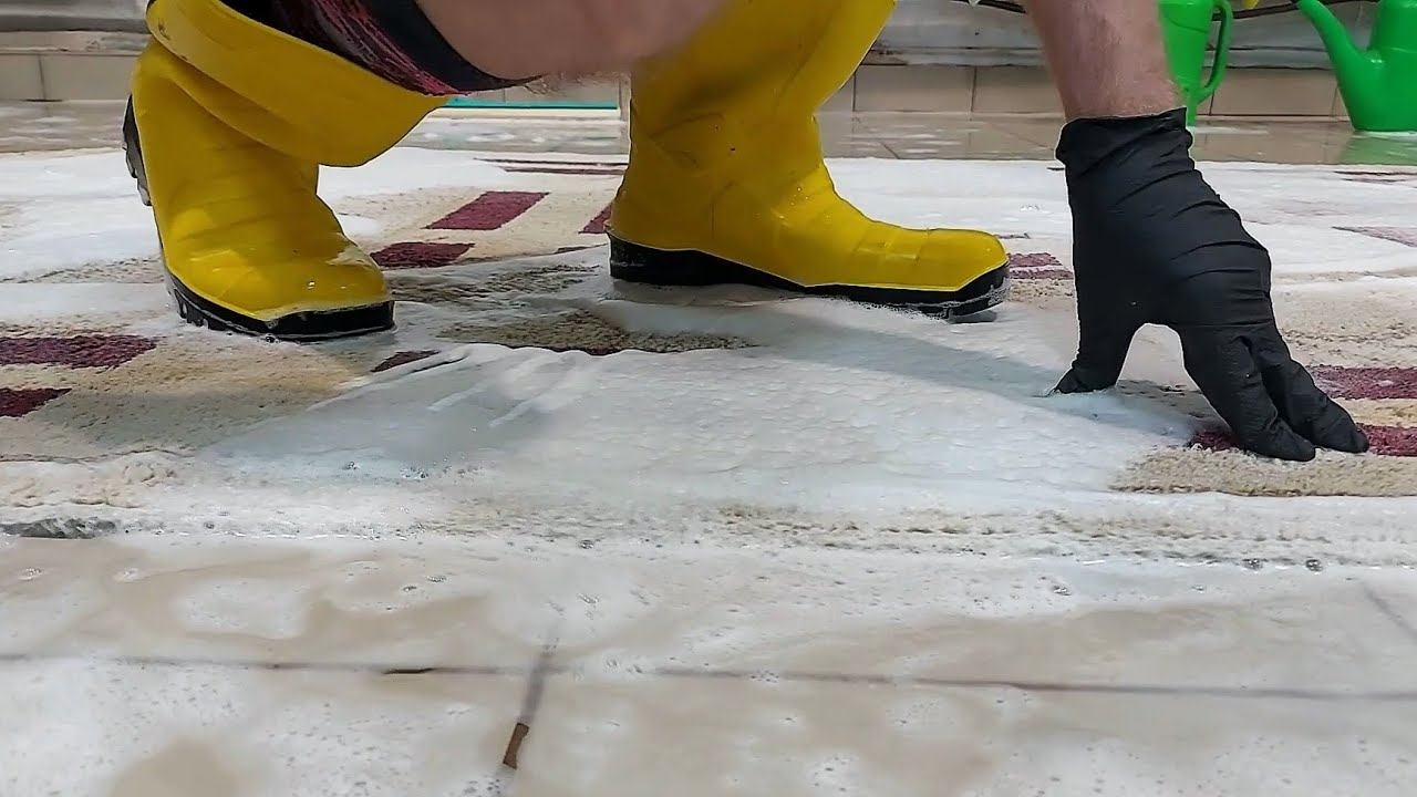 The heavily trampled beige rug is becoming like new: another impressive transformation!