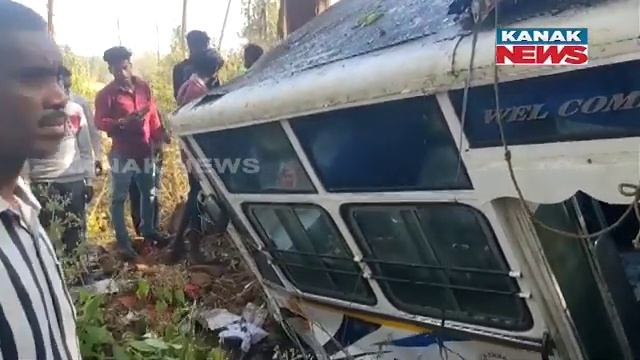 Passenger Bus Suffers Tyre Burst In Odisha’s Kandhamal смотреть онлайн