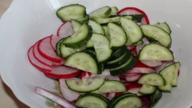 Салат из огурца и редиса