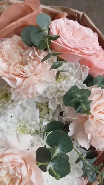 Букет из кустовых роз и хризантемы смотреть онлайн