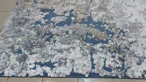 The outlines of the continents on the sea background: a multi-level pattern on the carpet