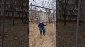 Володя катается на качеле и поет песню из мультфильма «Синий трактор». Володе 3,8 года