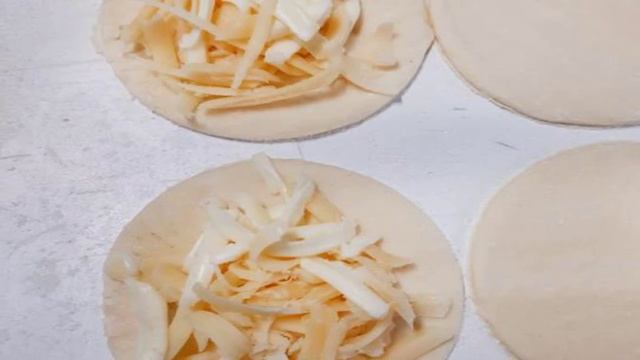 Слойки Ракушка с жемчужиной с моцареллой