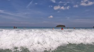 Купаюсь в море на пляже Ката в солнечный майский день