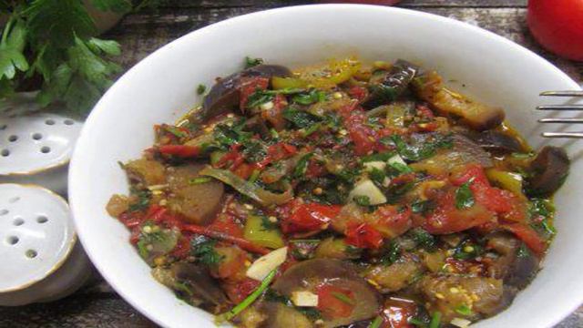 Овощное рагу из баклажана с помидором