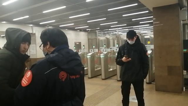 Девушка без маски спасла пассажиров от штрафов. Против контролёров, против масок. При полиции смотреть онлайн