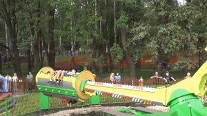 Аттракцион BOOMERANG (БУМЕРАНГ) работает в парке аттракционов. Производство аттракционов.