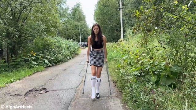 Alena walking on crutches, metal crutches walking, sprained ankle girl, one shoe walk (# 1458) смотреть онлайн