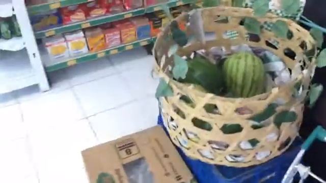 Бали. Ассортимент фруктов в магазинах шаговой доступности.