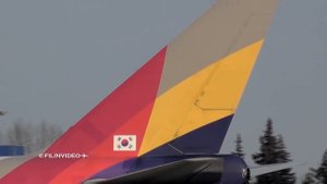 Показалось, что он сейчас опрокинется... Тяжелый Боинг 747 - посадка и взлет в болтанку