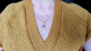 Женский пуловер спицами, довязала до подрезов.