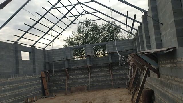 Постройка ангара .Зробили саморобний кран
