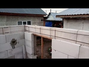 Курятник из газобетона . Доделали стены .