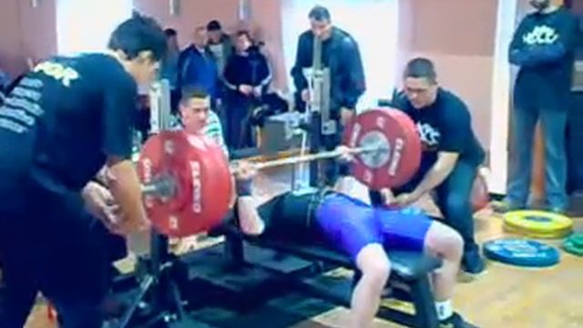 wyciskanie 125kg w koszulce z zatrzymaniem смотреть онлайн