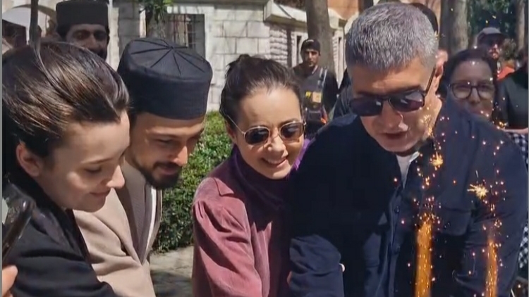 Команда сериала "Красные бутоны" разрезали прощальный торт смотреть онлайн