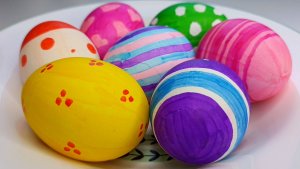 Красим яйца на Пасху: яркий цвет, необычный орнамент