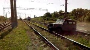 Идиот на УАЗе против поезда