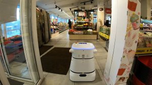 Робот-уборщик C2Pro в московском супермаркете