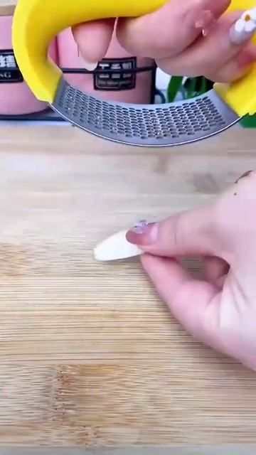 A Usefully Kitchen Garlic Press MasherLink in bio #kitchen #masher#garlicmasher#cheap #lifehacks