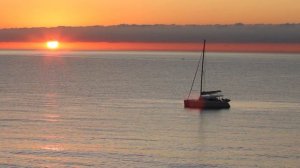 Восход на море в реальном режиме времени. Солнце. Море. Яхта