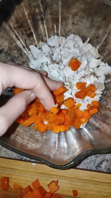 салат столичный или оливье с курицей #салатоливье #салатстоличный #салатскурицей #салатнановыйгод