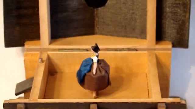 Chalet Swiss Dancer Music Box смотреть онлайн