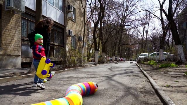 Slither.io in Real Life - Season 2 смотреть онлайн