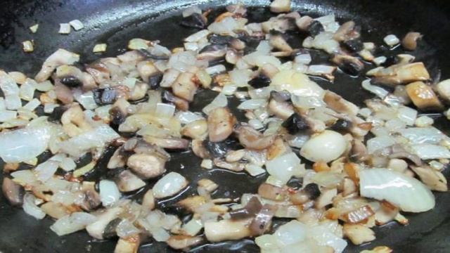 Картофель с грибами и сарделькой