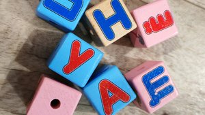 играем в кубики с буквами, строим башню из кубиков для малышей