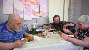 Как вкусно кушает эта семья говядину с луком и винегретом Получила пенсию купила продукты показываем