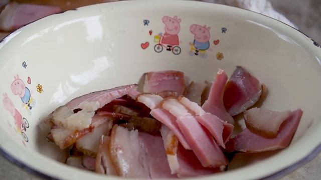 小雨做蒜苗炒臘肉，搭配上南充特色米豆腐爆炒，兩人吃的嘴都停不下來~【市民朱小雨】