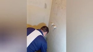 Укладка керамогранита на пол душевой.